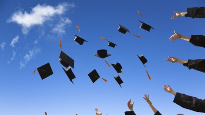 Студенты каких казахстанских вузов чаще других находят работу и сколько они получают