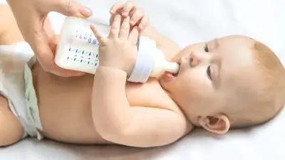 Более 60 младенцев заболели после кормления смесями от Nestlé и Danone в Англии