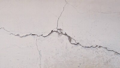 Многоэтажные дома в Актобе стали непригодными через пять лет после строительства