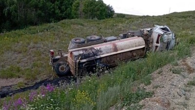 Грузовик с серной кислотой перевернулся в ВКО: экологи взяли пробы воды из ближайшего родника