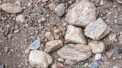 Жители горного района Алматы заявили об опасности камнепада: акимат начал обследование