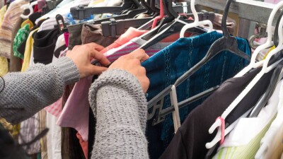 45 долларов за тонну: ношенную одежду из Казахстана скупает Таджикистан