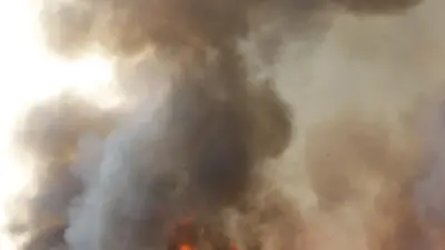 На авиашоу в Дубае самолёт разбился и упал рядом со зрителями