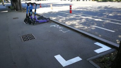 В Алматы нанесли разметку для парковки электросамокатов