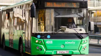 Два автобуса столкнулись на остановке в Алматы: пострадали водитель и пассажир