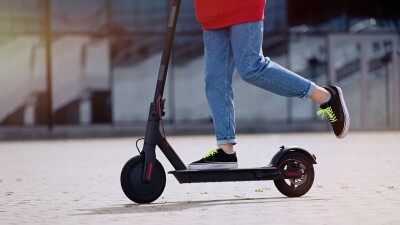 "Не давайте свои банковские карты". Родителей предупредили об ответственности за езду детей на электросамокатах
