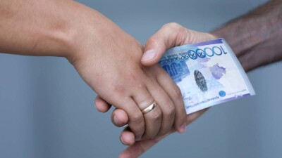 "Взятка в 100 тысяч тенге". Подполковника полиции осудили в ВКО