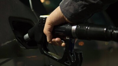 Минэнерго должен поднять цену на бензин на 54 тенге, но не будет этого делать