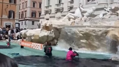 Экоактивисты окрасили воду знаменитого римского фонтана Треви в чёрный цвет