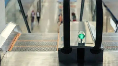 Аэропорт Актау выплатит 2 млн тенге компенсации за травму двухлетней девочки на эскалаторе