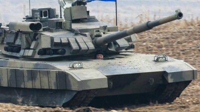 Ким Чен Ын сел за руль нового танка для проверки его возможностей