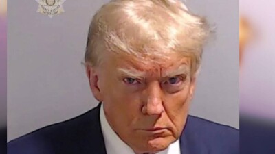 Первое в истории США тюремное фото экс-президента: Трампа арестовали и отпустили под залог