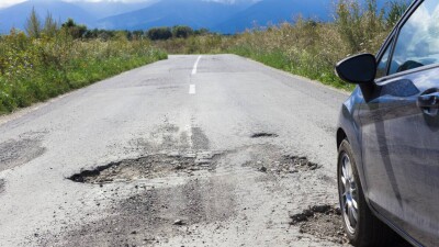 Можно ли пересечь одну сплошную для объезда выбоины и не лишиться прав в Казахстане