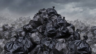 Горящую гору мусора пятый день не могут потушить в Индии