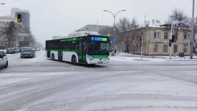 Работа общественного транспорта замедлилась в Астане из-за гололёда