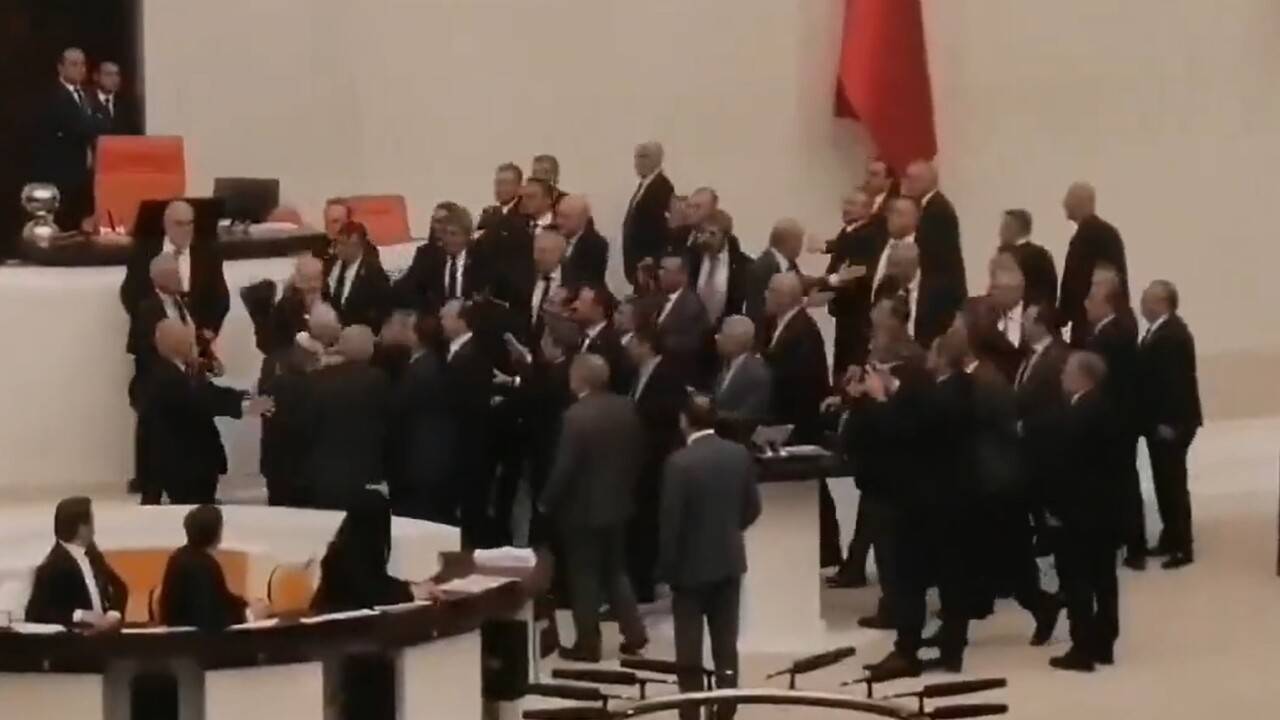Турецкого депутата госпитализировали после потасовки в генассамблее