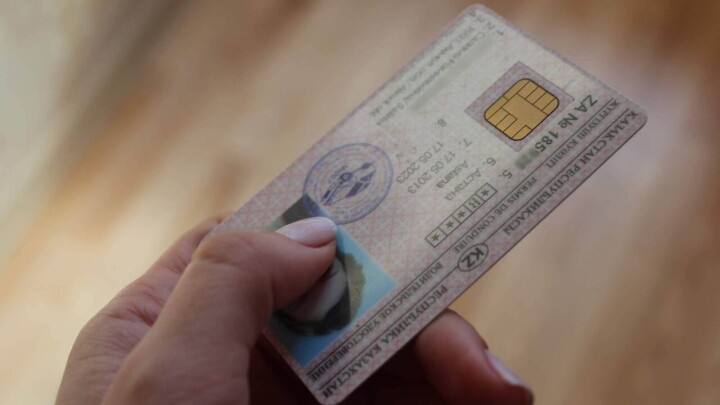 Сотрудники ЦОНов продавали водительские удостоверения в южных регионах Казахстана
