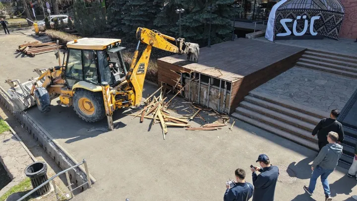 В Алматы начали сносить незаконную пристройку около кафе Juz