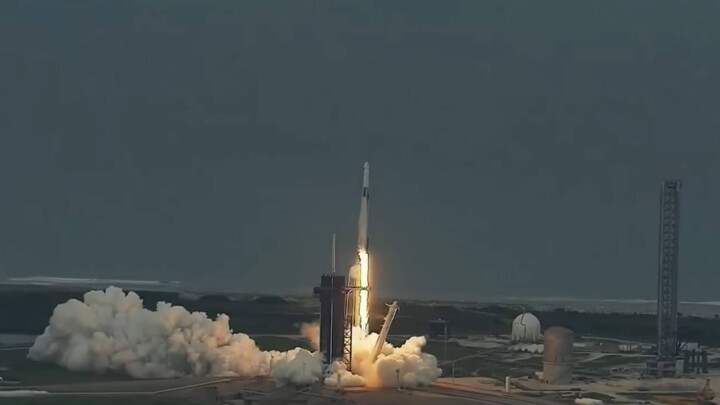 SpaceX запустила ракету с космическими туристами к МКС
