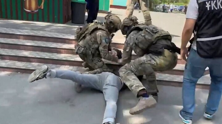 Членов двух враждующих между собой преступных группировок задержали в Казахстане