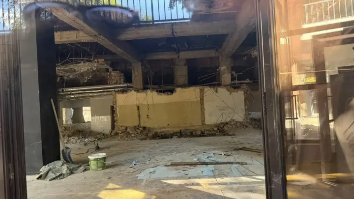 "У нас сотрясается дом". В Алматы приостановили работы под "Тремя богатырями"