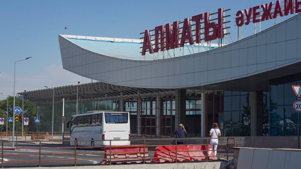 Автобусы не будут заезжать на остановку в аэропорту Алматы. Так планируют разгрузить пробки