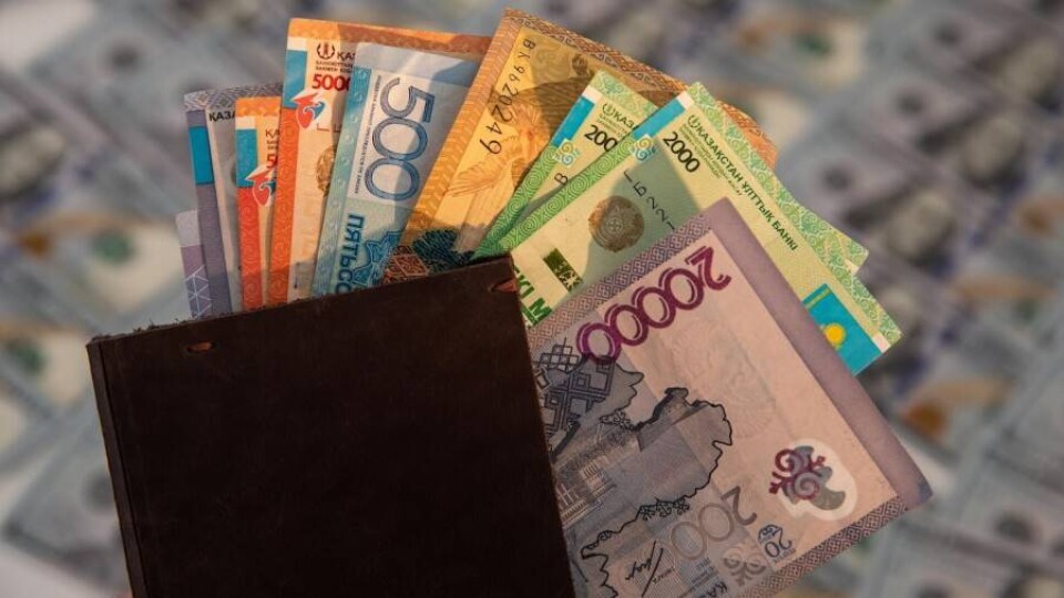 Банкноту в 2000 тенге подделывают чаще всего. Как отличить фальшивку?
