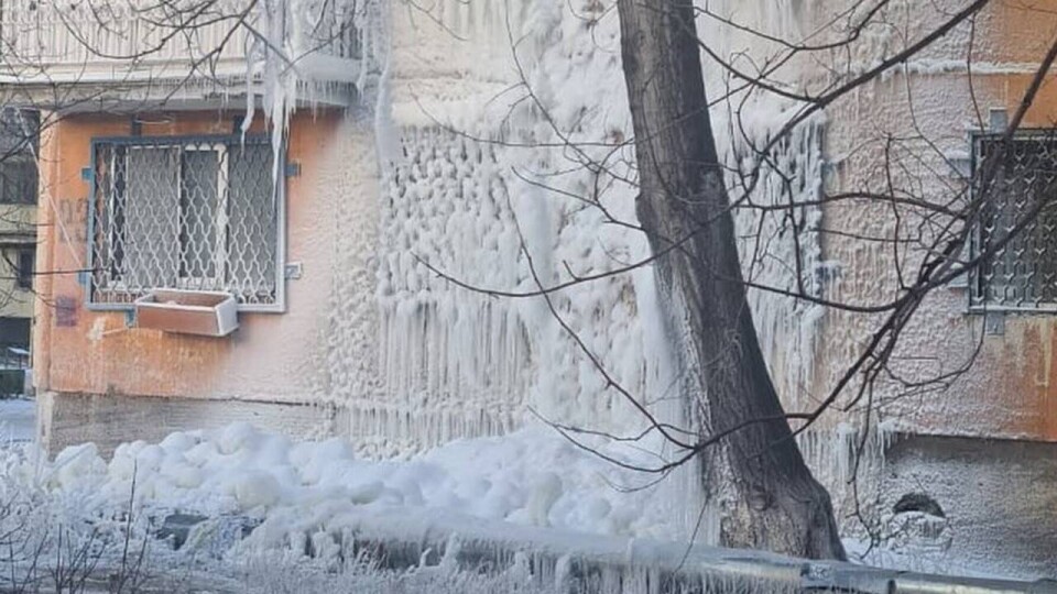 Питьевую воду в микрорайоны Темиртау подают частично из-за замерзания водопровода