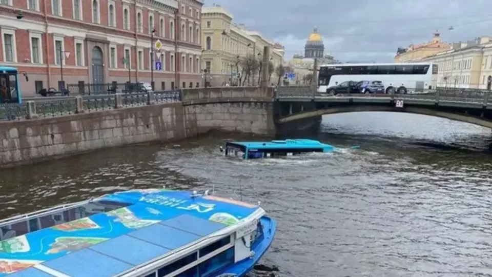 Пассажирский автобус упал с моста в реку в центре Санкт-Петербурга