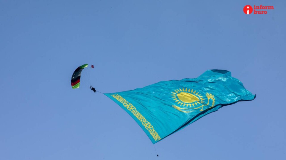 В небе над Алматы раскрыли самый большой флаг Казахстана