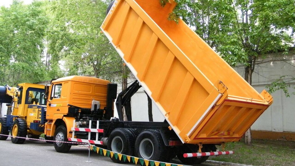 Глава Минтранспорта: Новую дорогу в ЗКО разбили тяжёлые самосвалы, которые участвуют в её же строительстве