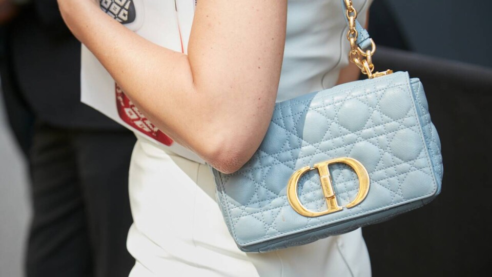 Мастера получали недостаточно и перерабатывали: Armani и Dior попали под следствие в Италии