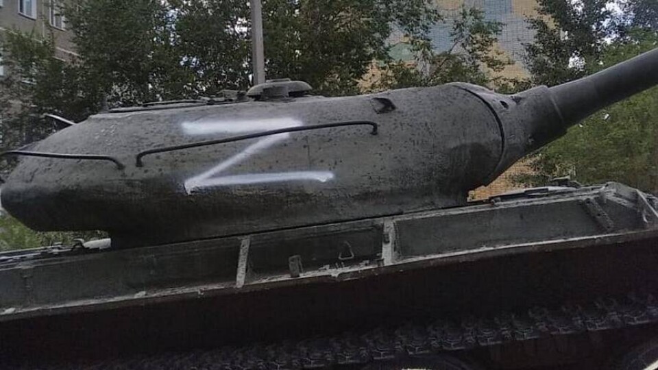 Вандала, исписавшего военный мемориал буквами Z, отправили под арест на неделю