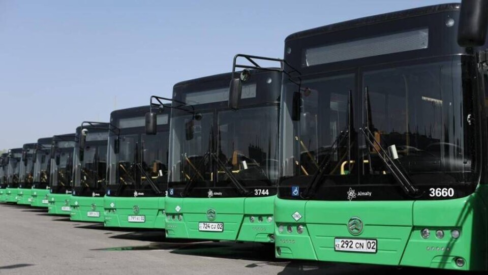250 новых автобусов в Алматы стоят без дела, потому что на акимат подали в суд