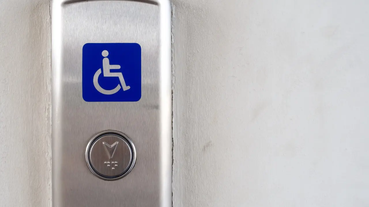 Общественников волнуют неработающие подъёмники в переходах в Алматы: чиновники не приходят на совещания