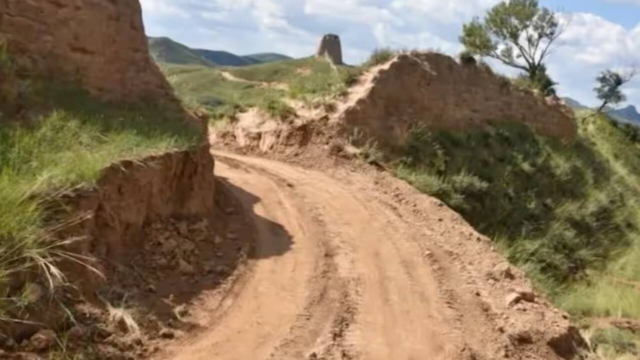Два человека проломили Великую Китайскую стену, чтобы проложить короткий путь на работу