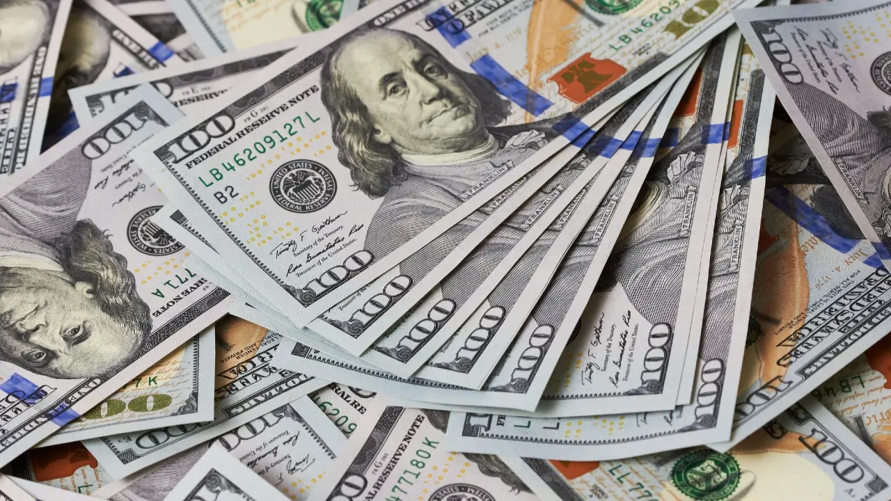 Иностранец попытался вывезти 200 тысяч евро из Астаны. Суд конфисковал эти деньги и оштрафовал его