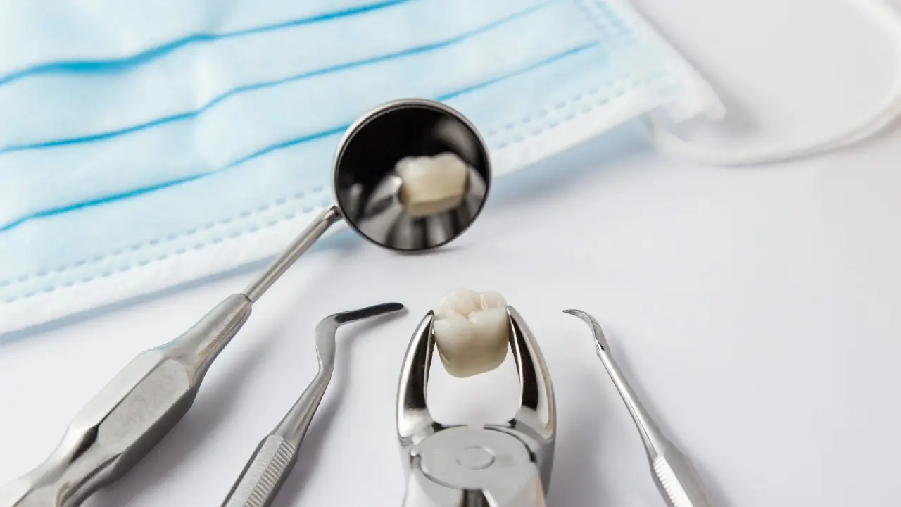 Мужчину госпитализировали после удаления зуба ассистентом стоматолога в Кызылорде