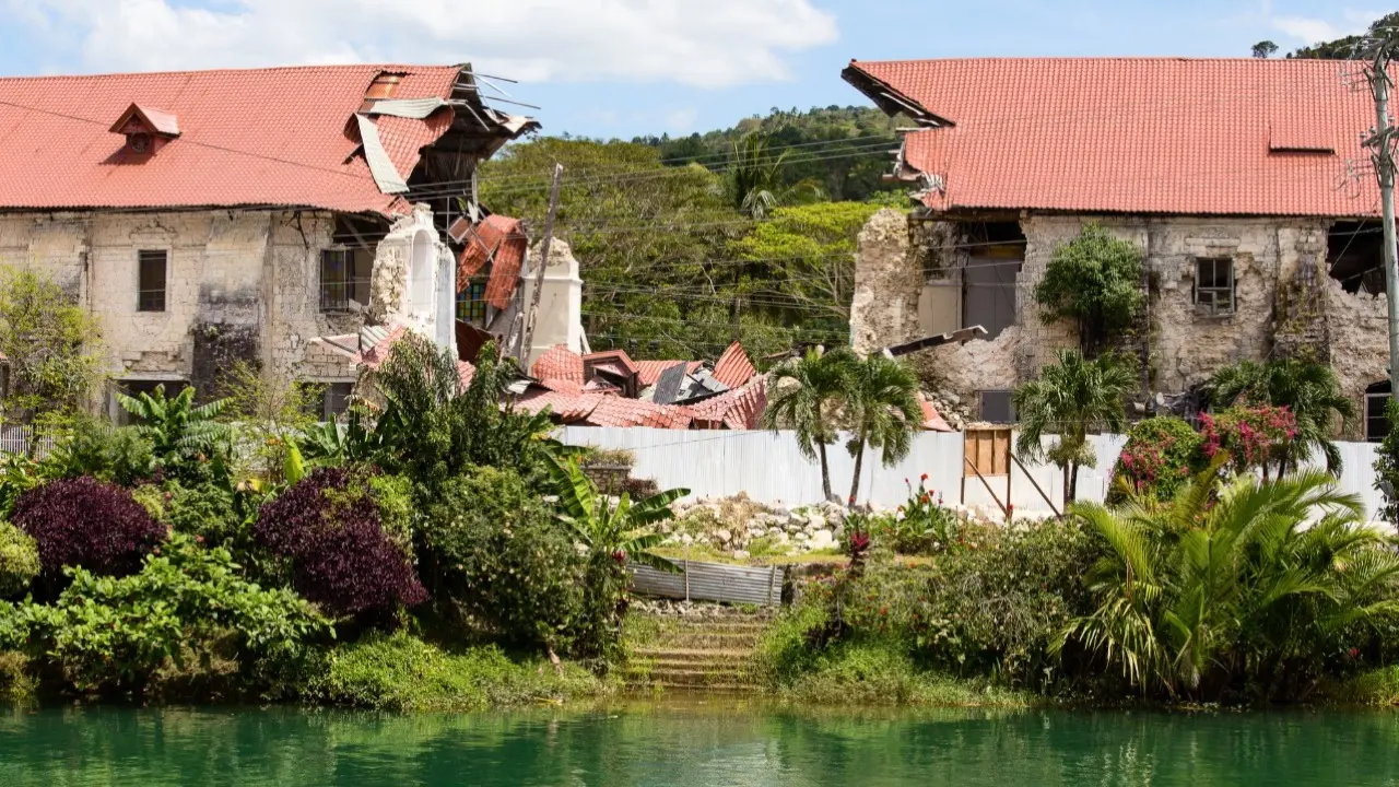 "Не могли устоять на ногах". Мощное землетрясение произошло у побережья Филиппин