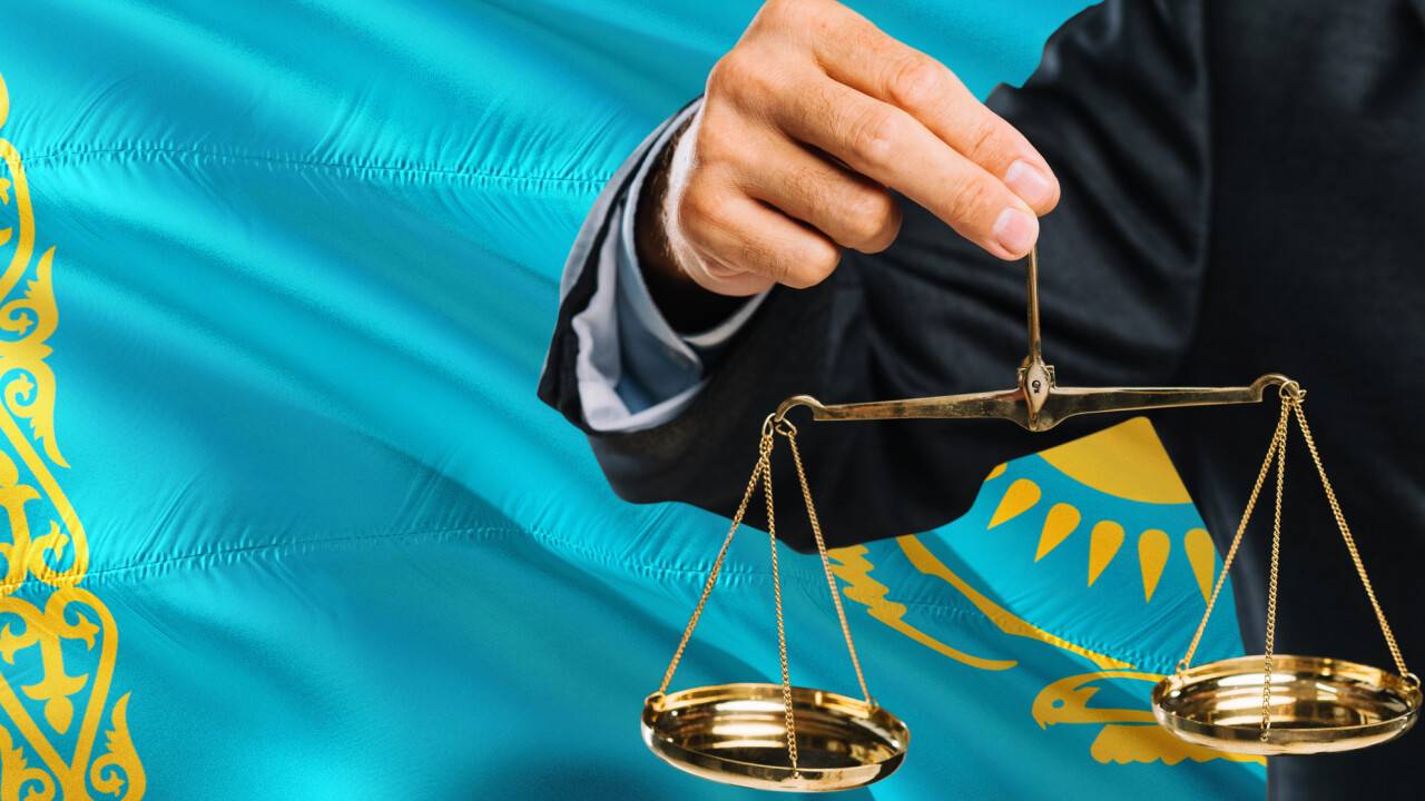 Суд Алматы отправил руководителя таможенной лаборатории в колонию за взятки