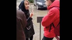 "Вам здесь никто не рад". Женщину, оскорбившую россиян, доставили в полицию