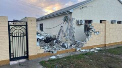 Пьяный водитель грузовика снёс забор частного дома в Атырау