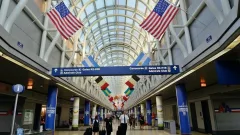 Аэропорты в США вынуждены выдавать новым сотрудникам бесплатные айфоны, чтобы привлечь персонал