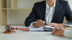 Адвоката в Караганде осудили на три года за предложение дать взятку судьям