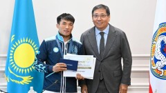 Ключи от автомобилей и жилищные сертификаты вручил аким Алматы призёрам Олимпийских игр