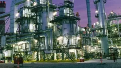 В Атырау бастуют охранники нефтяных компаний