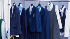 В Жетысу девочке в качестве соцпомощи выдали форму не её размера: директору школы сделали предупреждение