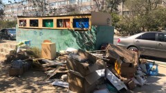 Жителю Актау на голову сбросили диван: полиция не нашла виновного спустя четыре месяца