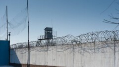 Жители Тараза попытались ворваться в колонию, соседство с которой лишило их связи и интернета