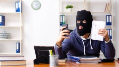 Жительница Караганды передала код от eGov и попала под атаку телефонных мошенников